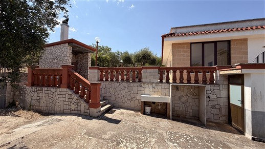 Villa Di 2 Vani, Veranda, Box. Ristrutturata, Ottimo Stato, Fotovoltaico